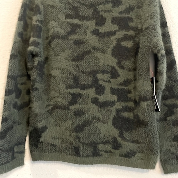 Fate DailyLook Women’s Sweater Small Green Camo Mock Neck Fuzzy Contemporary - Picture 8 of 17